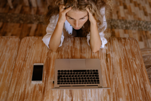 Le gouvernement fédéral veut faire la lutte contre le stress au travail l’une de ses priorités 